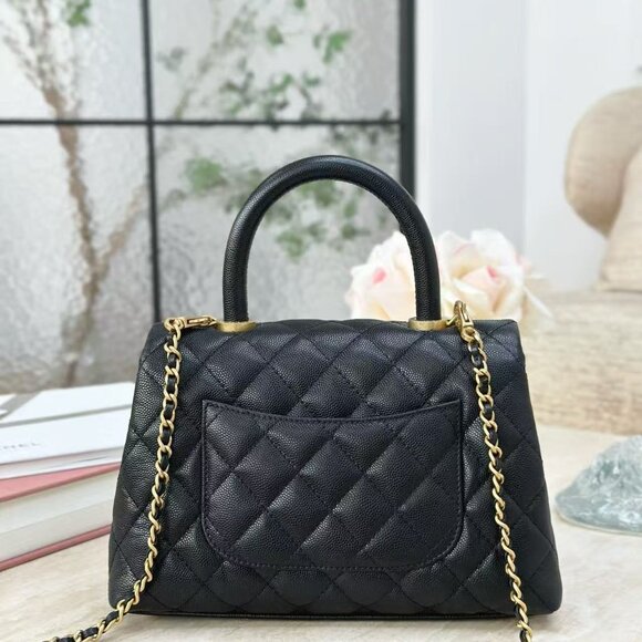 Classic CHANEL Bag: A Stylish and Versatile Choice for Elegance - Picture 3 of 5